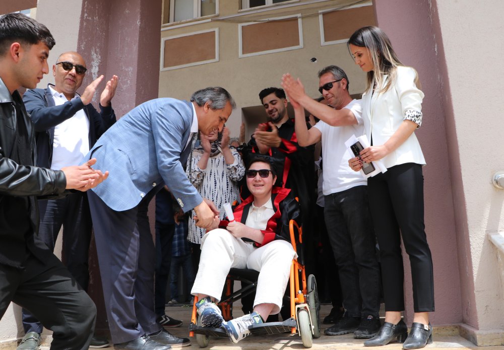 Engelleri azmiyle aşan DMD hastası Halil İbrahim mezun oldu