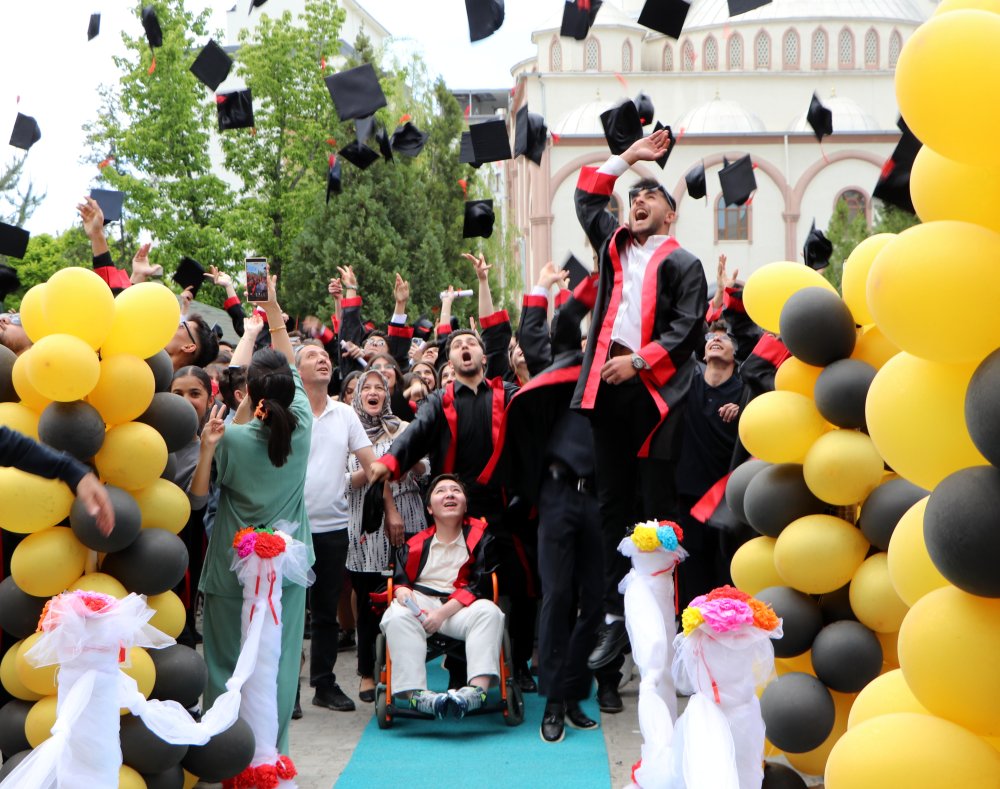 Engelleri azmiyle aşan DMD hastası Halil İbrahim mezun oldu