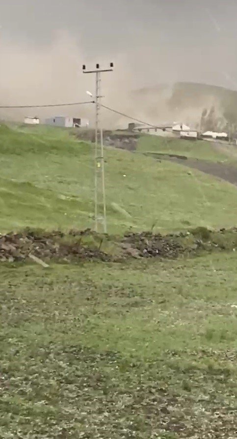 Kars’ta şiddetli rüzgar çatıları uçurdu