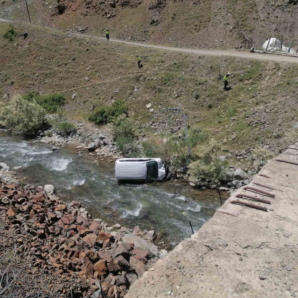 Batman’da kamyonet dereye uçtu: 1 ölü