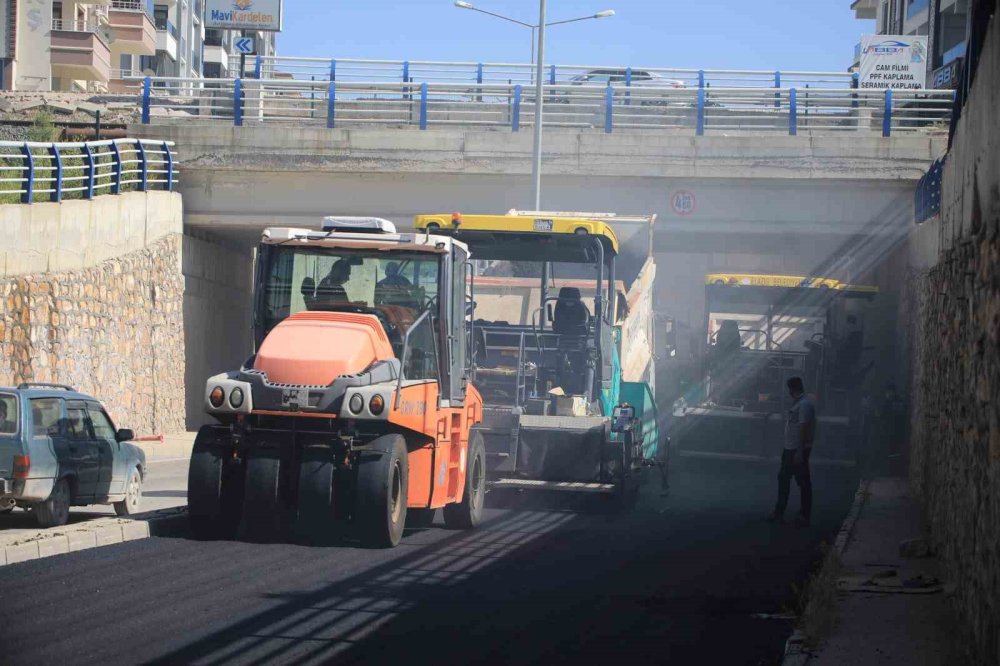 Elazığ’da asfaltlama çalışmaları devam ediyor