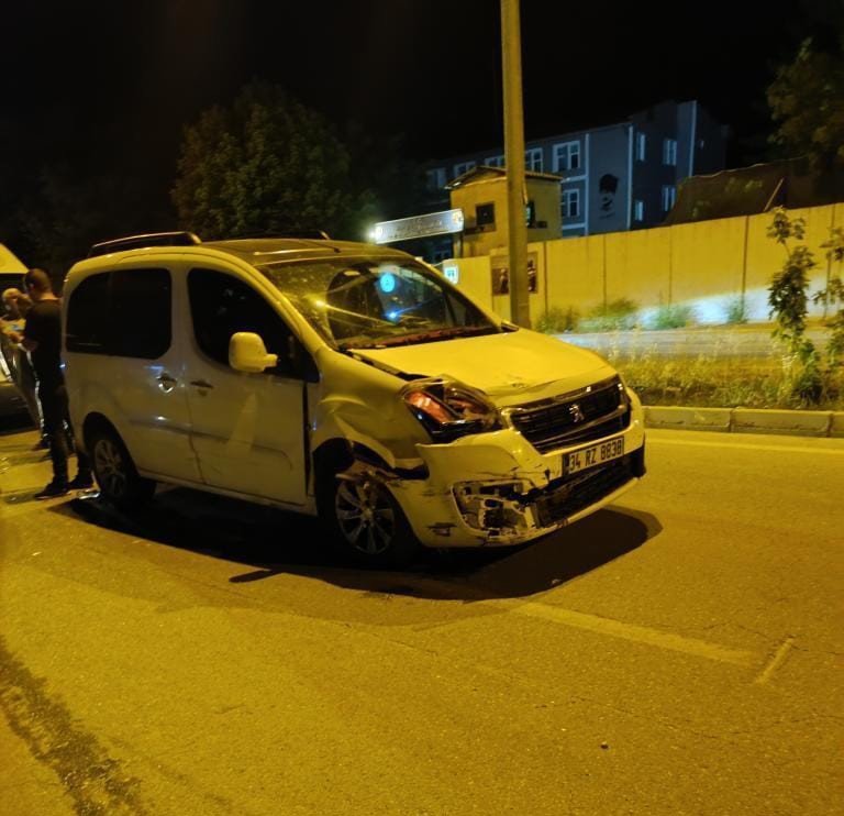 Kamyonet ile otomobil çarpıştı: 4 kişi yaralandı