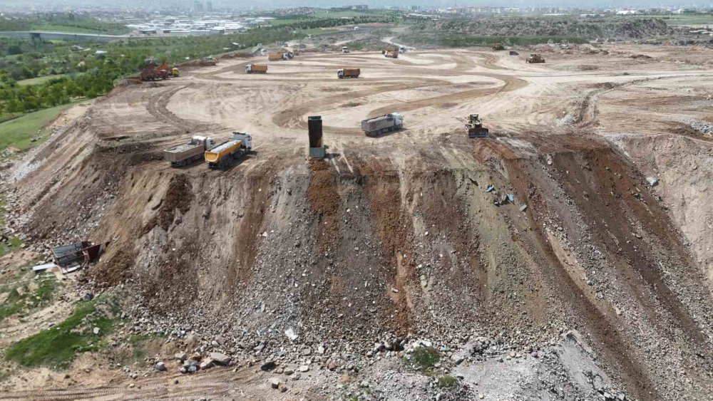 Malatya’da evlerin molozlarından tepeler oluştu