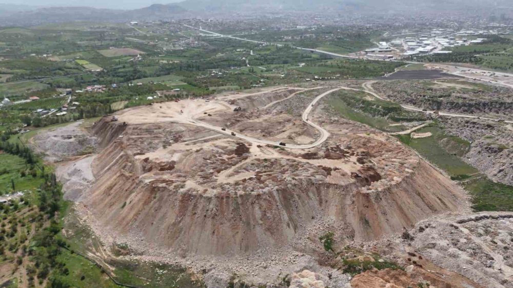 Malatya’da evlerin molozlarından tepeler oluştu