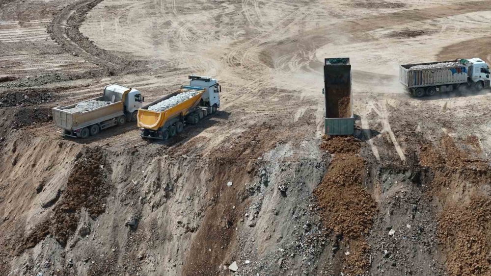 Malatya’da evlerin molozlarından tepeler oluştu