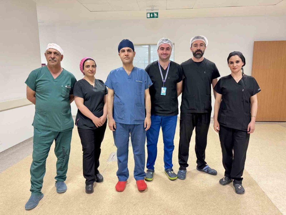 78 yaşındaki hastaya "akıllı mercek" ameliyatı başarıyla uygulandı