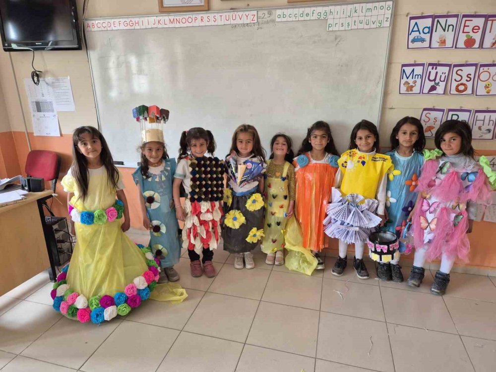 Ağrı’da minik tasarımcılardan geri dönüşüm defilesi