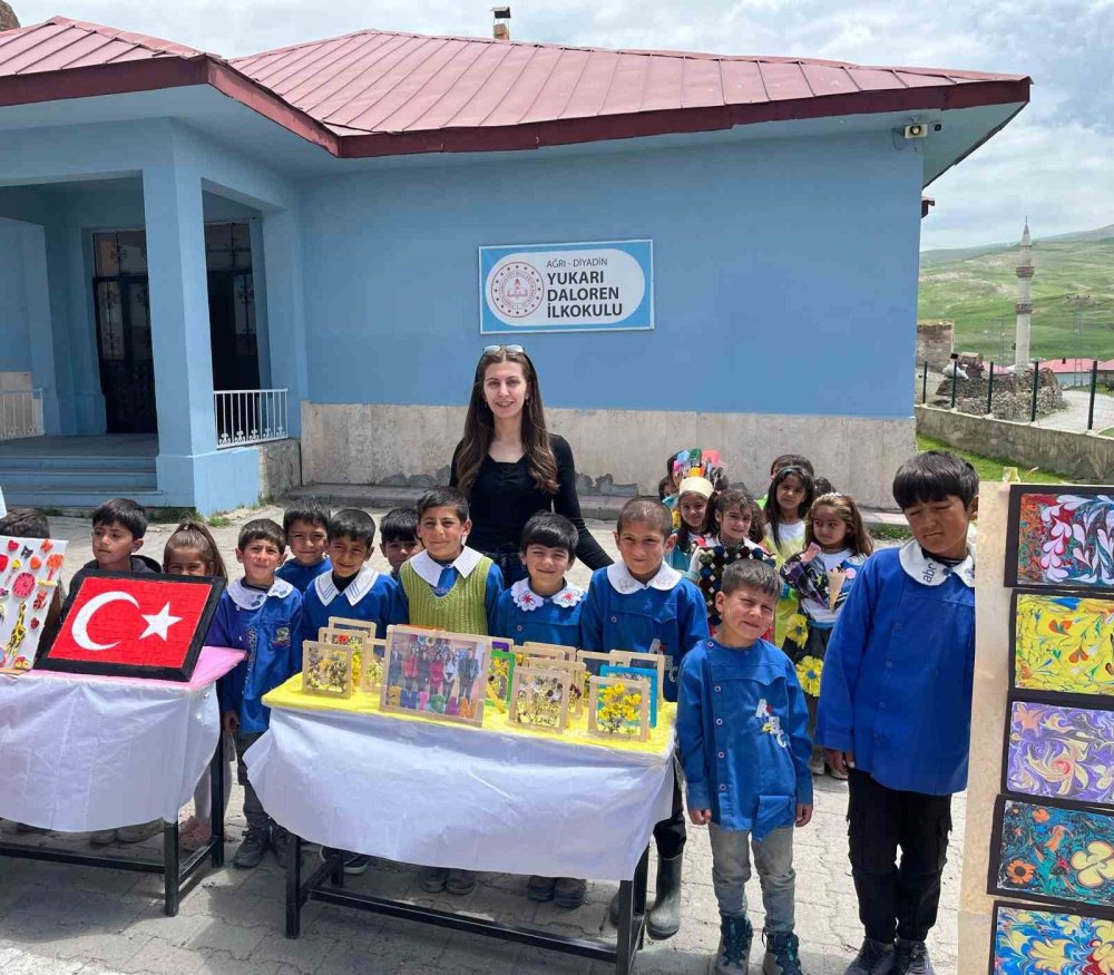 Ağrı’da minik tasarımcılardan geri dönüşüm defilesi