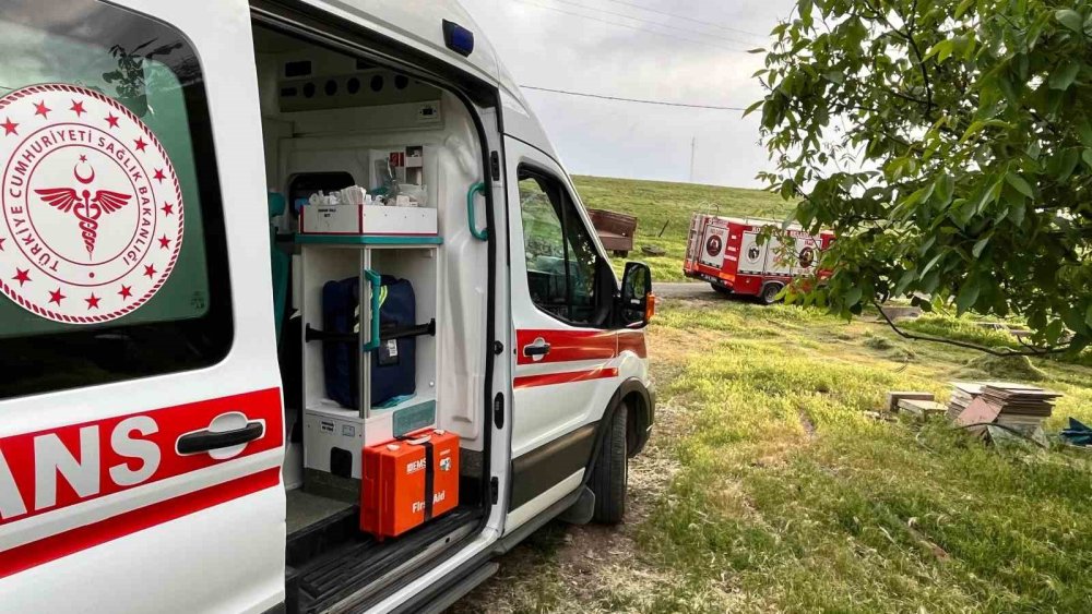 Elazığ’da traktör altında kalan kişi yaralandı