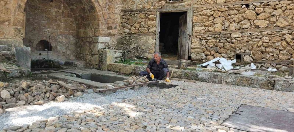 Erzincanlı Olgunöz ekmeğini 45 yıldır taştan çıkarıyor