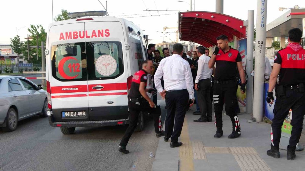 Otobüste tartışan 2 kadın indikleri durakta birbirlerini bıçakla yaraladı
