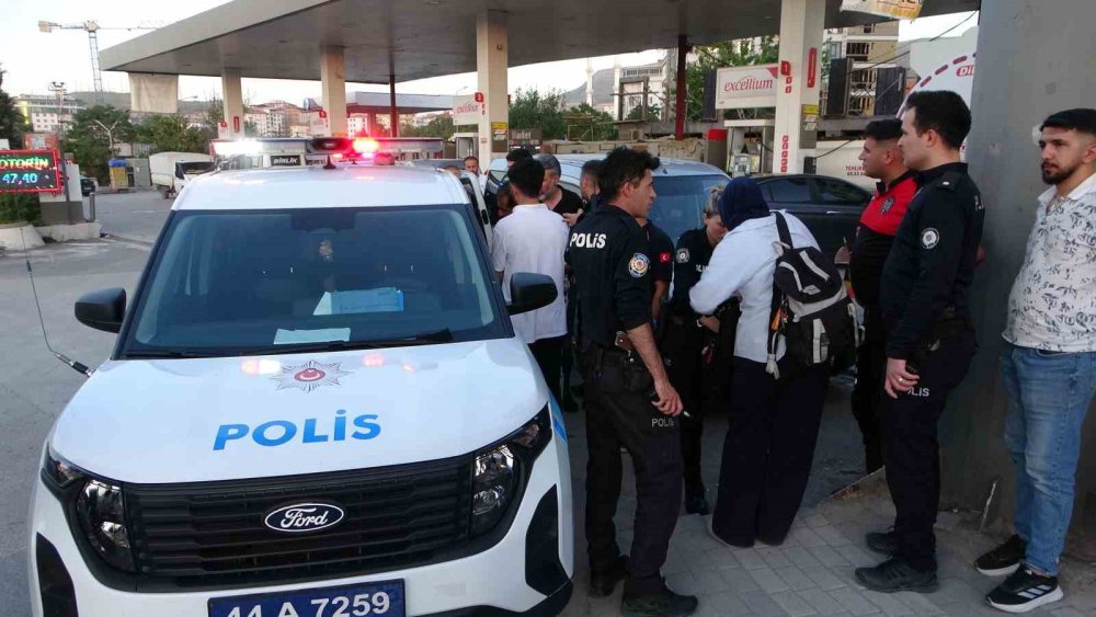 Otobüste tartışan 2 kadın indikleri durakta birbirlerini bıçakla yaraladı