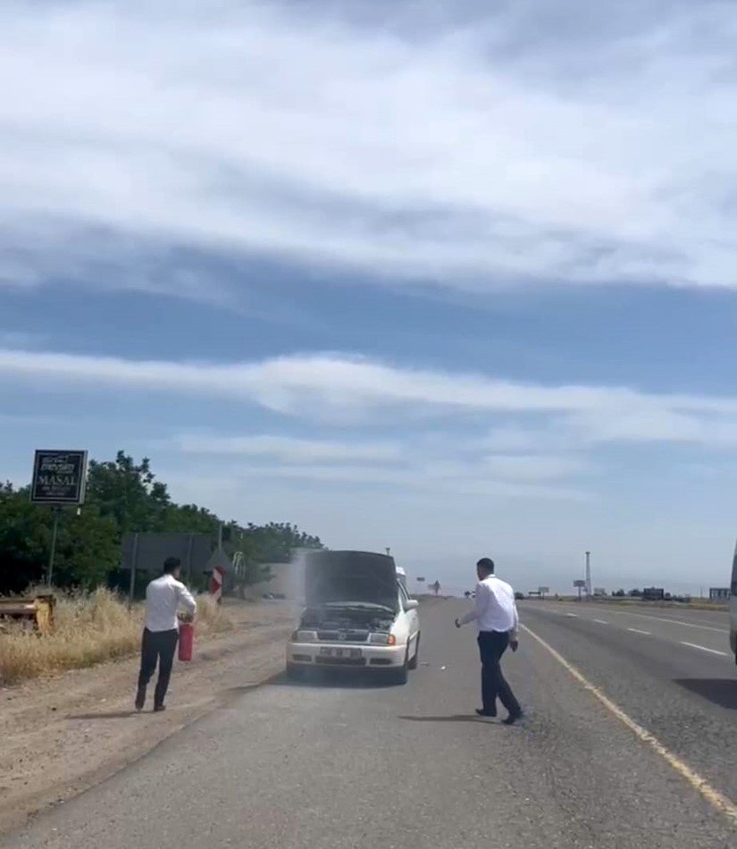 Otomobilde çıkan yangını şoförler söndürdü