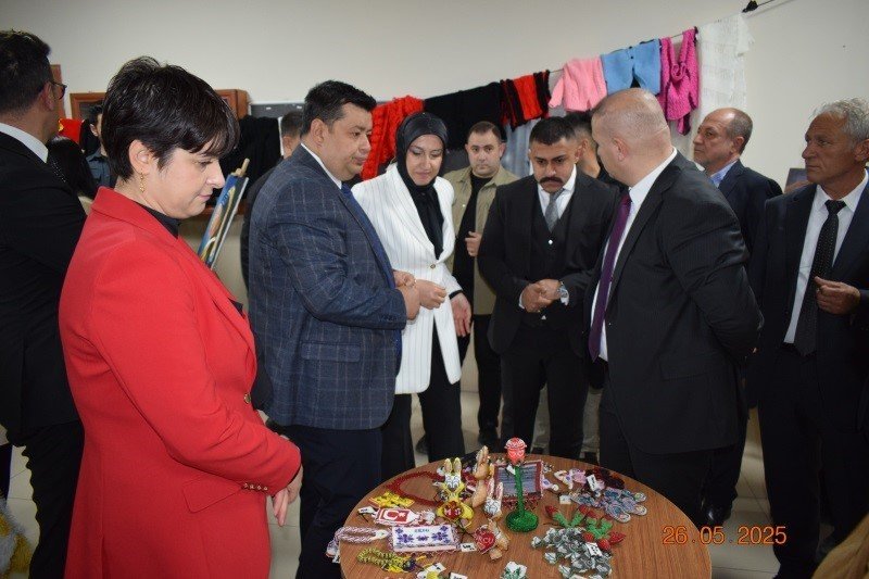 Patnos’ta hükümlü ve tutukluların ürünleri sergilendi