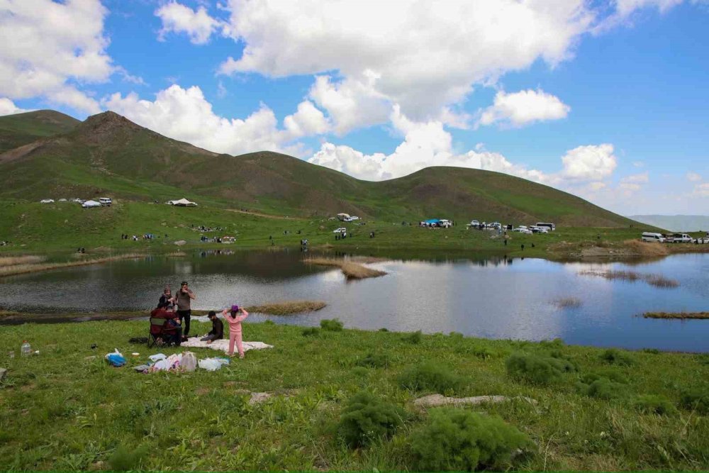 Vali Çelik, Mencel Gölü'nde vatandaşlarla buluştu
