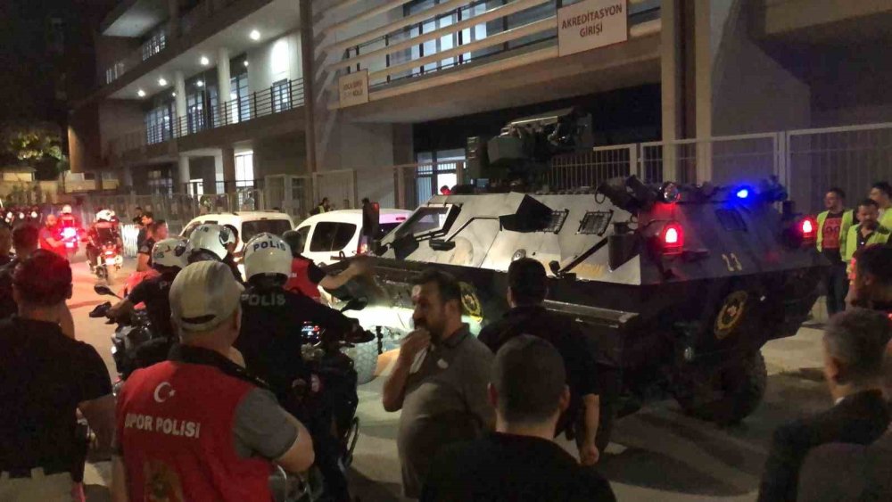 Hakem ve futbolcular zırhlı araçlarla stattan ayrıldı