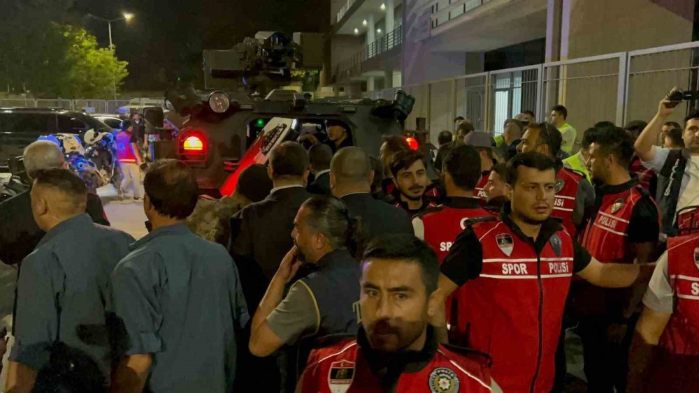 Hakem ve futbolcular zırhlı araçlarla stattan ayrıldı