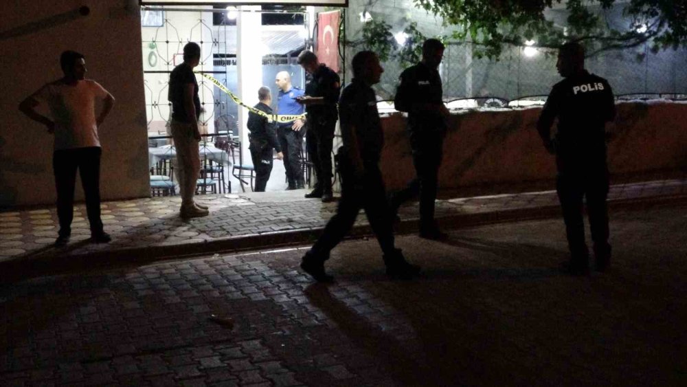 Husumetli olduğu kişiyi kıraathanede oyun oynarken pompalı tüfekle yaraladı