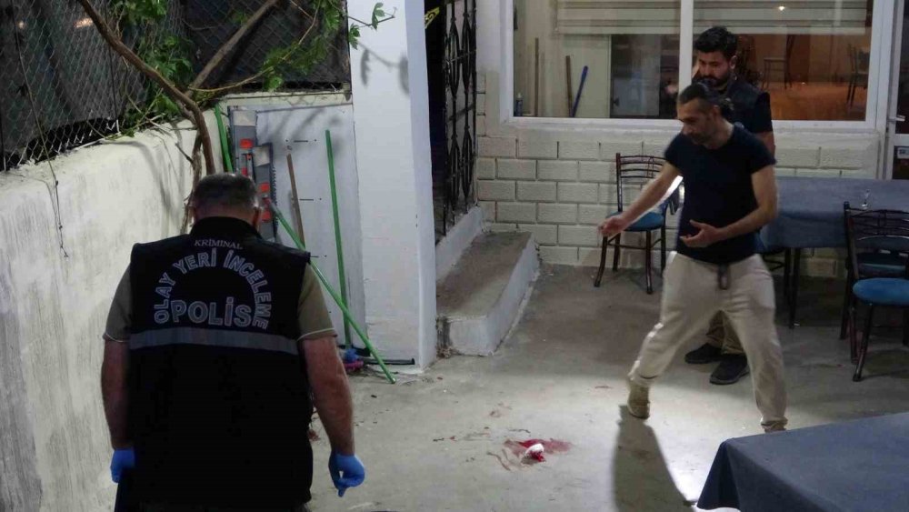 Husumetli olduğu kişiyi kıraathanede oyun oynarken pompalı tüfekle yaraladı