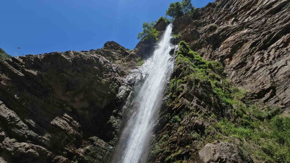 Mutki'deki Gümüşkanat Şelalesi görenleri hayran bırakıyor