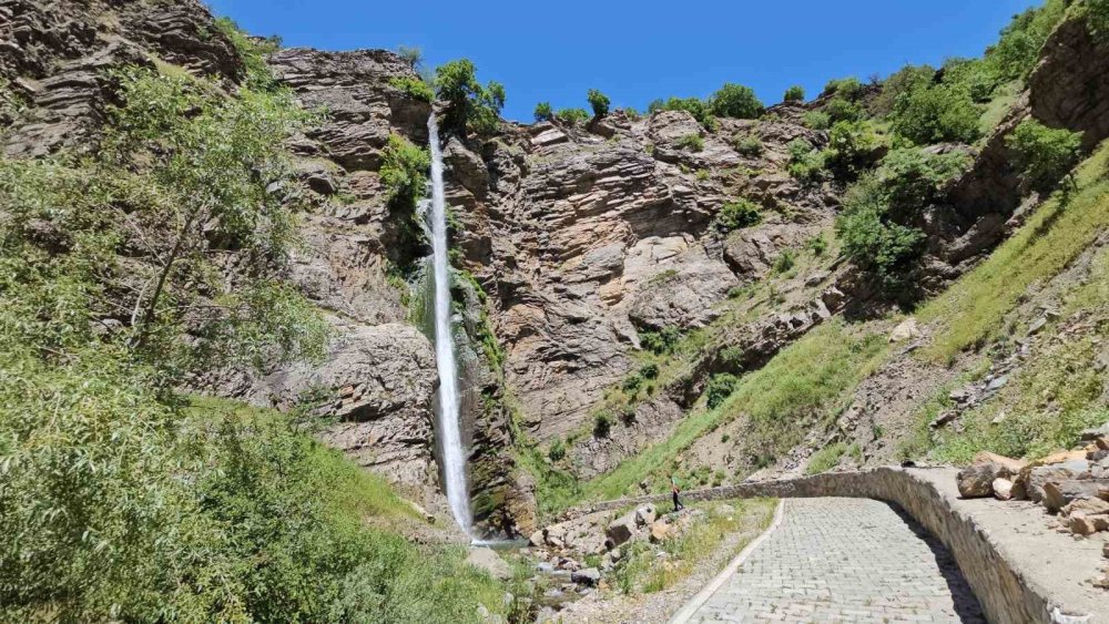 Mutki'deki Gümüşkanat Şelalesi görenleri hayran bırakıyor