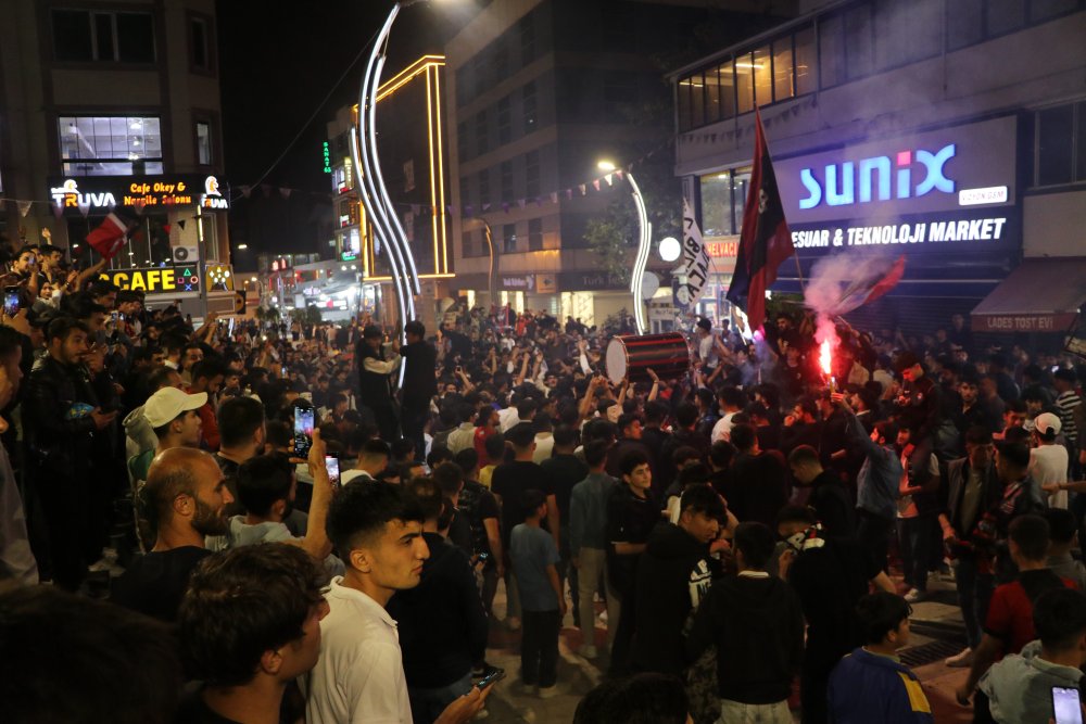 Tatil edilen maçtan sonra Van'da sevinç gösterileri