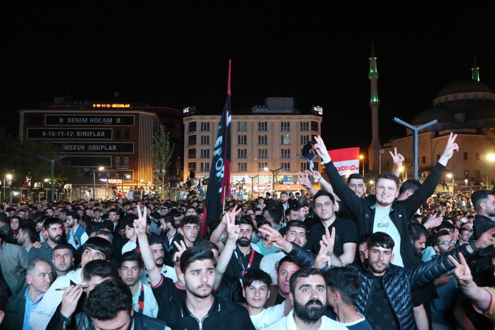 Tatil edilen maçtan sonra Van'da sevinç gösterileri