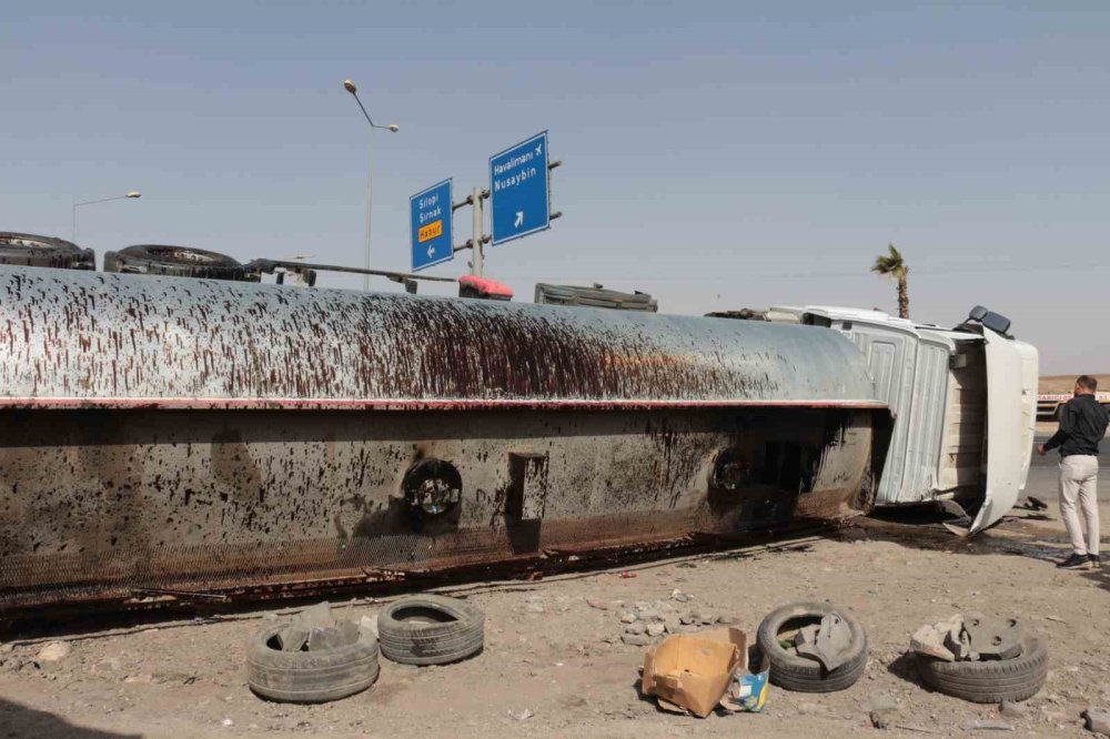 Şırnak'ta ham madde yüklü tır devrildi: 1 yaralı