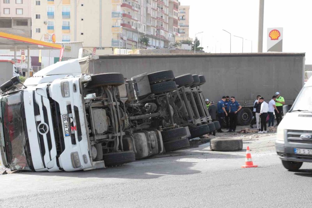 Şırnak'ta ham madde yüklü tır devrildi: 1 yaralı