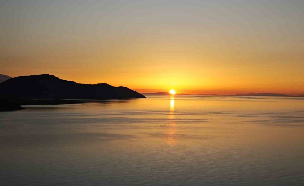 Tatvan'da muhteşem gündoğumu