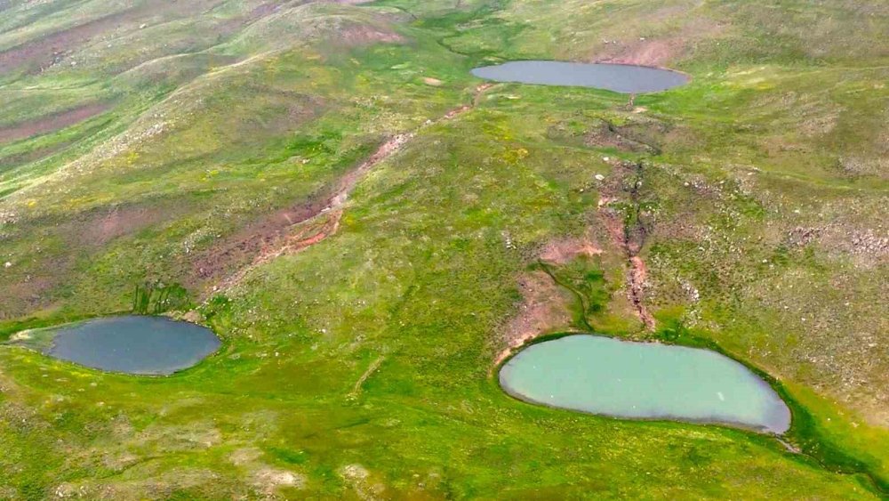 Erciş'te 2 bin 700 rakımdaki Yıldız Gölleri görüntülendi