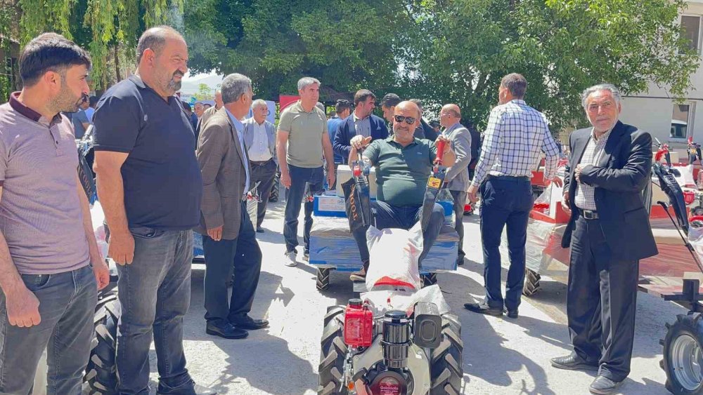 Muradiye’de tarım aletleri çiftçilere dağıtıldı