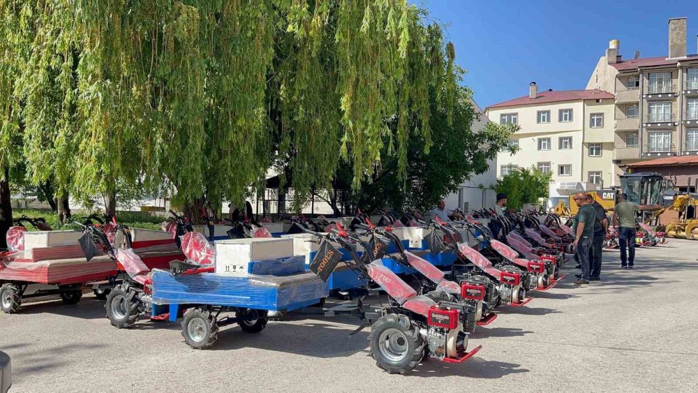 Muradiye’de tarım aletleri çiftçilere dağıtıldı