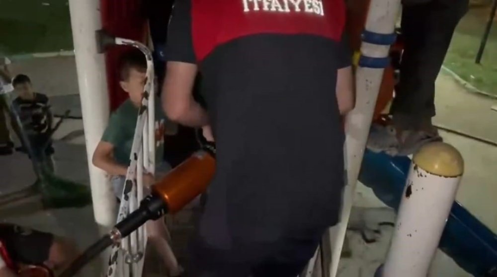 Parkta ayağı oyun grubu demirlerine sıkışan çocuk, itfaiye ekiplerince kurtarıldı