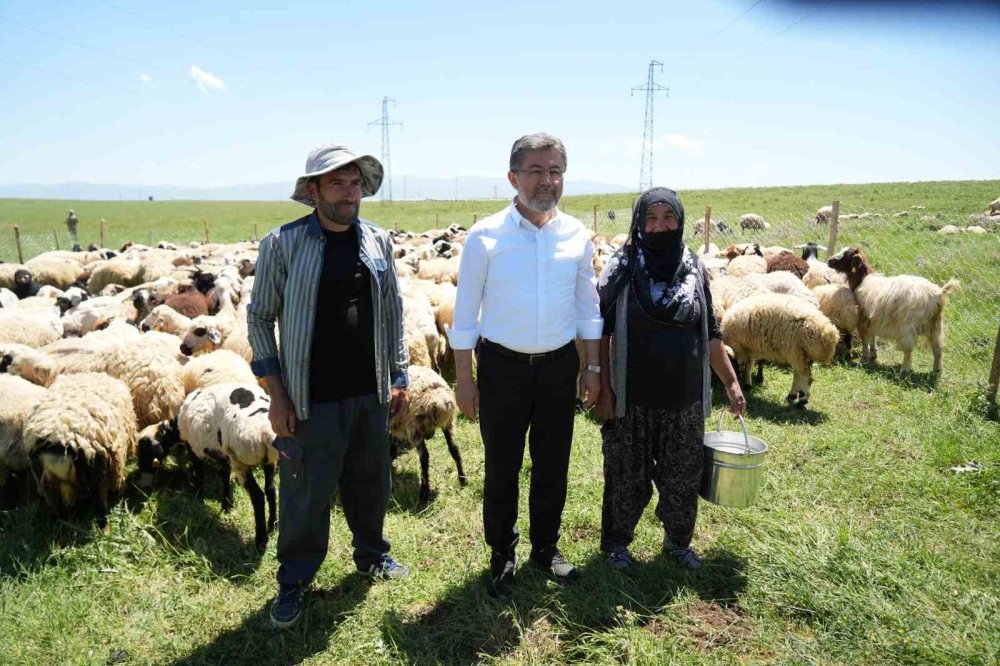 Bakan Yumaklı, süt sağan kadınlara eşlik etti