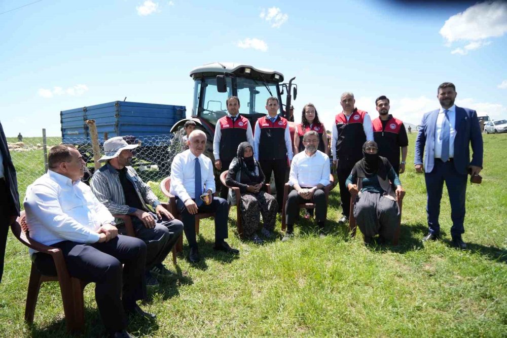 Bakan Yumaklı, süt sağan kadınlara eşlik etti