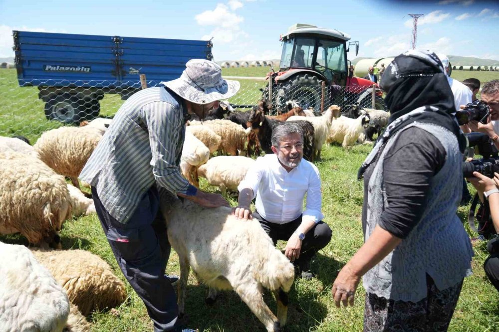Bakan Yumaklı, süt sağan kadınlara eşlik etti