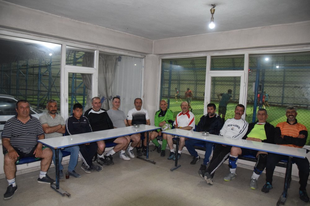 55-70 yaşındalar, 40 yıldır halı sahada futbol oynuyorlar