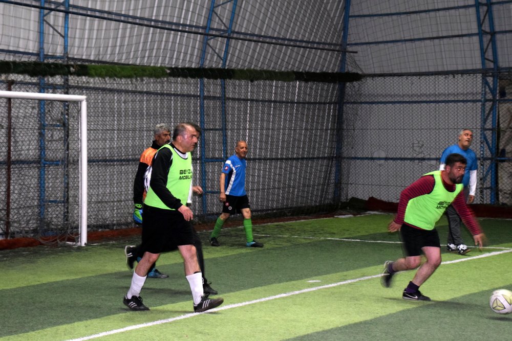 55-70 yaşındalar, 40 yıldır halı sahada futbol oynuyorlar