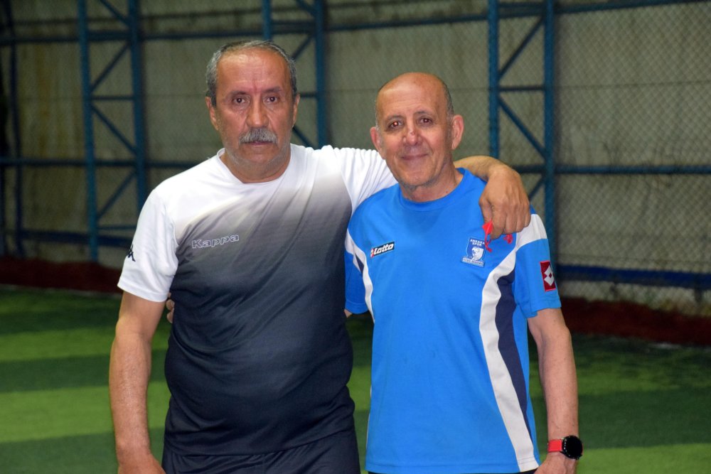 55-70 yaşındalar, 40 yıldır halı sahada futbol oynuyorlar