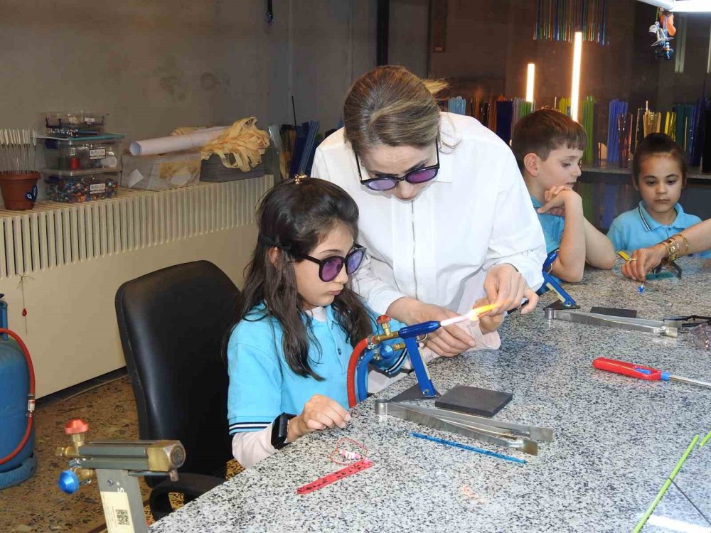 Antep'te çocuklar camları sanata dönüştürüyor