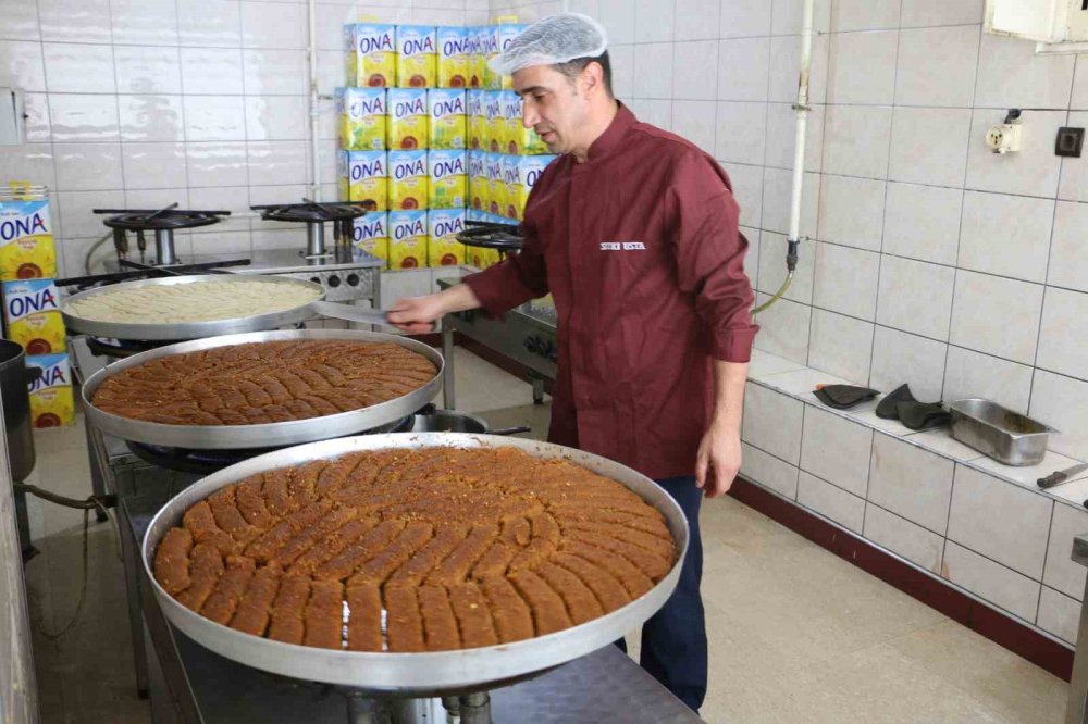 Diyarbakır’da tatlılar bayram için hazırlanıyor