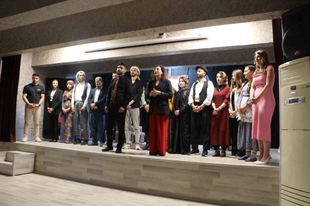 ’Komşu Köyün Delisi" tiyatro oyunu Şemdinli’de sahnelendi