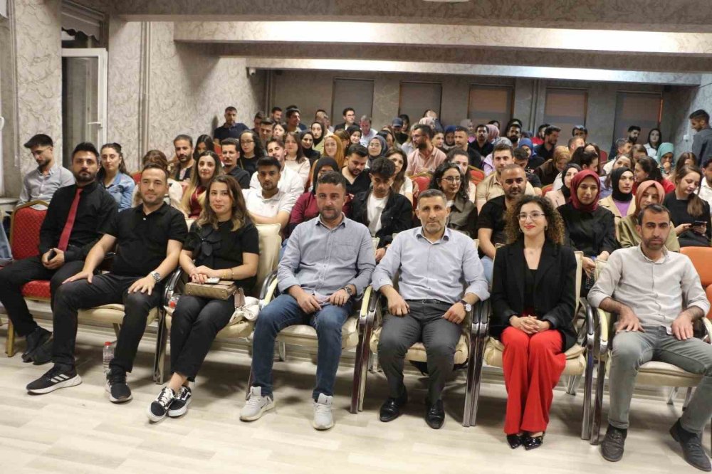 ’Komşu Köyün Delisi" tiyatro oyunu Şemdinli’de sahnelendi