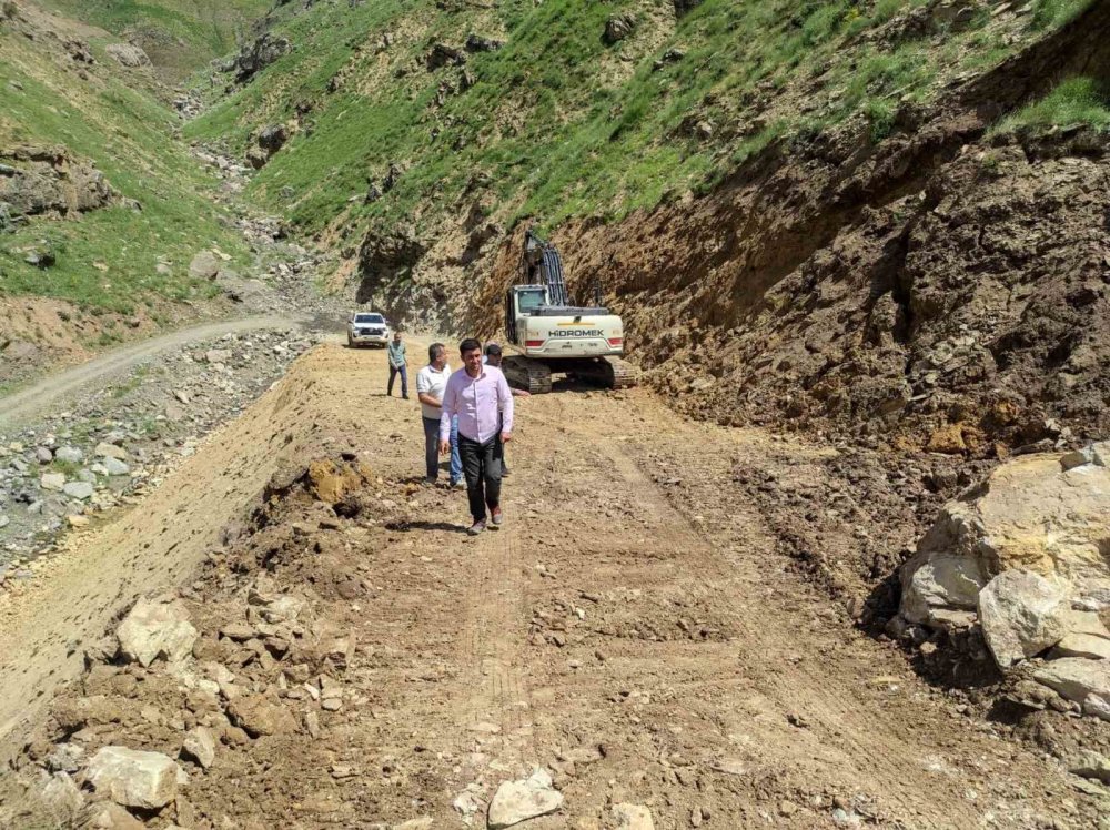 Sason'da kış sonrası köy ve mezra yollarında onarım ve genişletme çalışmaları başlatıldı