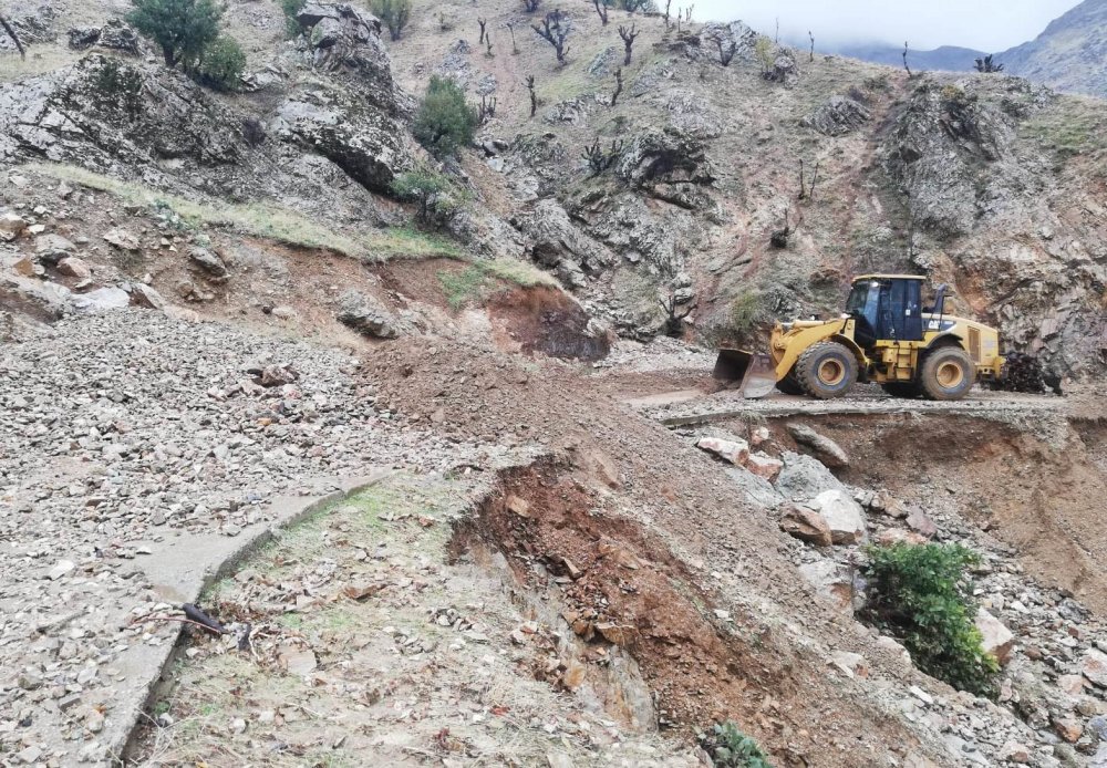 Sason'da kış sonrası köy ve mezra yollarında onarım ve genişletme çalışmaları başlatıldı