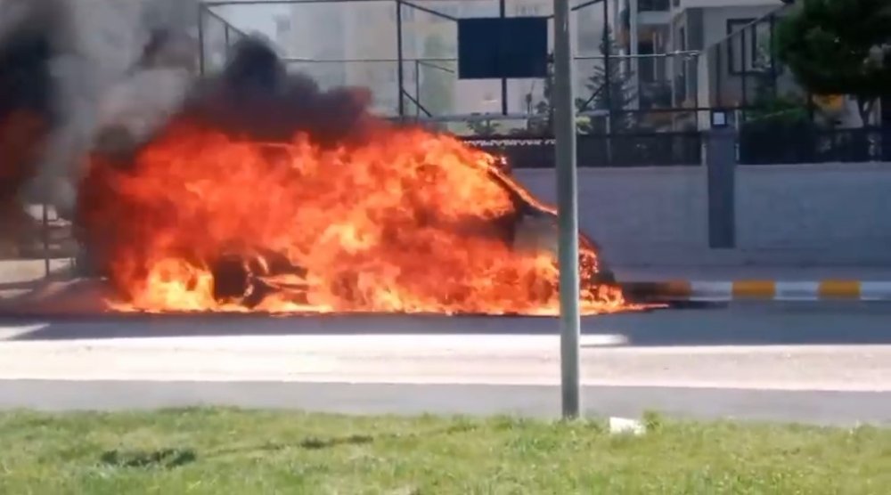Van’da park halindeki minibüs alev aldı