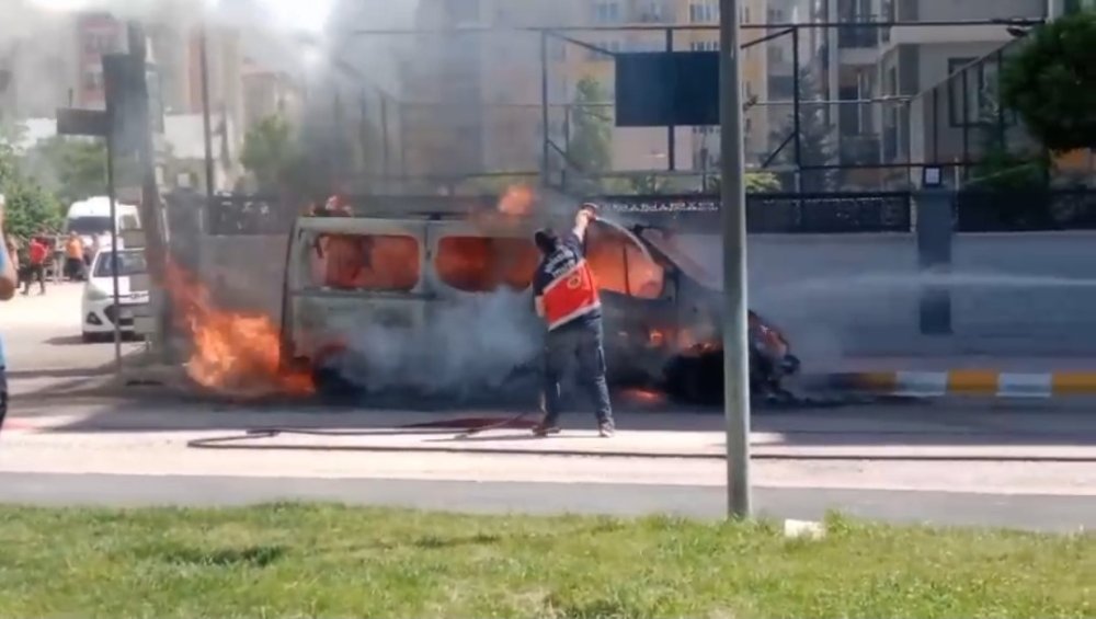 Van’da park halindeki minibüs alev aldı