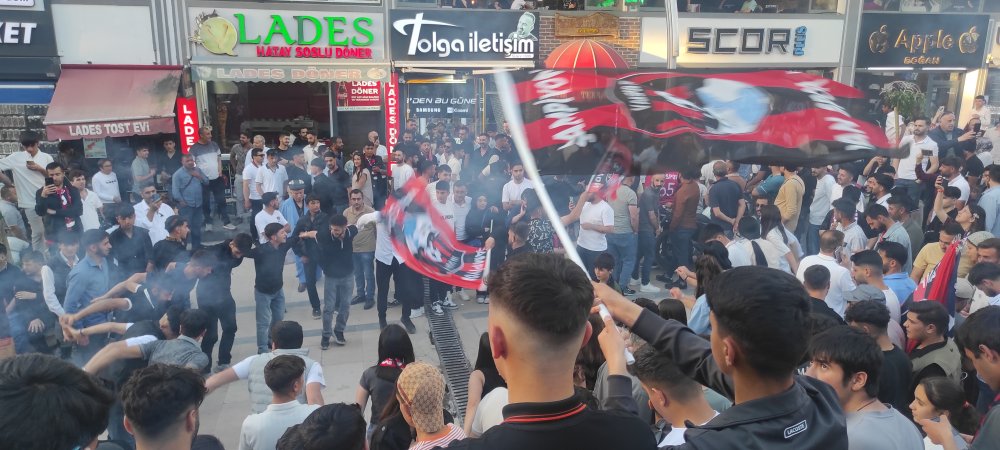 1'inci Lig'e çıkan Vanspor taraftarından halaylı sevinç gösterileri