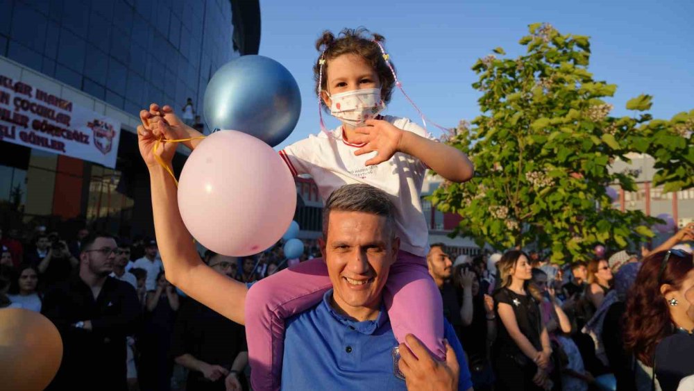 Binlerce balon Elif Azra için gökyüzüne bırakıldı